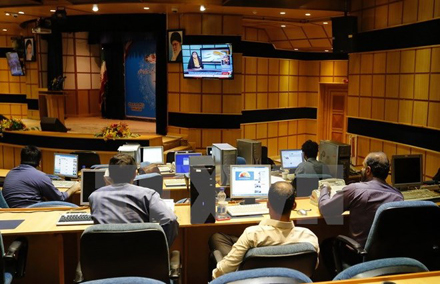Các nhà báo Iran theo dõi kết quả bầu cử Quốc hội tại phòng báo chí trụ sở Bộ Nội vụ ở Tehran ngày 30/4.